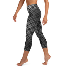 Load image into Gallery viewer, Classy Pattern Yoga Capri Leggings
